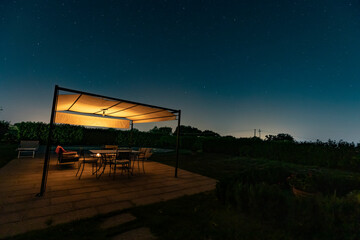 Terrasse in der Toskana mit Sternenhimmel