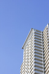 高層マンションと青空