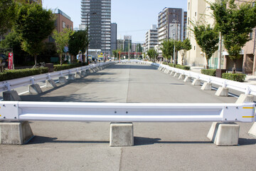 道路の中央分離帯の空き地