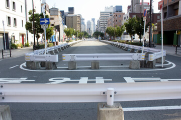 道路の中央分離帯の空き地