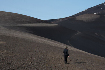 Homme marchant dans un paysage désertique et volcanique au Chili