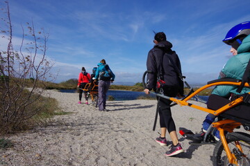 Randonnée solidaire en joelette avec handicap sorte de fauteuil roulant de montagne pour handicapé