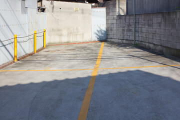 コンクリートが敷かれた都会の空き地 © Paylessimages