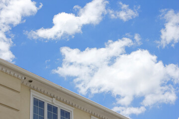 青空と白い雲と建物