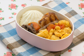 肉まんとトマトのたまご炒めのお弁当
