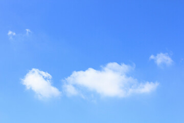 青空にポッカリ浮いた白い雲