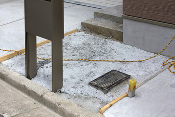 建て売り新築住宅の玄関先の工事