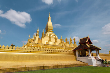 Naklejka premium Pha That Luang Vientiane Golden Pagoda in Vientiane, Laos. sky background beautiful.