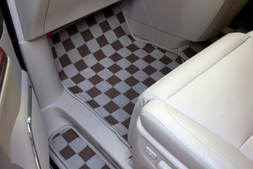 国産乗用車の助手席のフロアマット