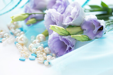 真珠とハートビーズとトルコギキョウの花束