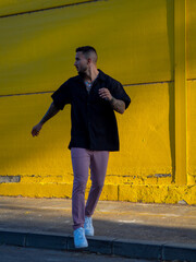 Hombre joven paseando por la calle
