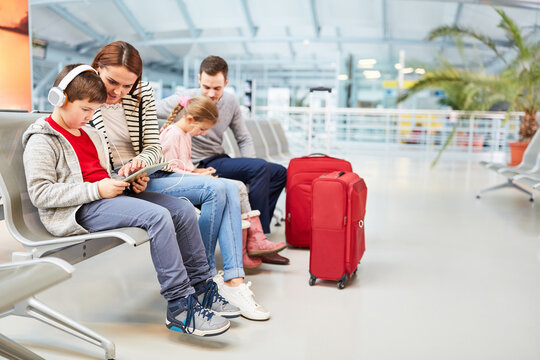 Familie mit Kindern im Flughafen Terminal muss warten