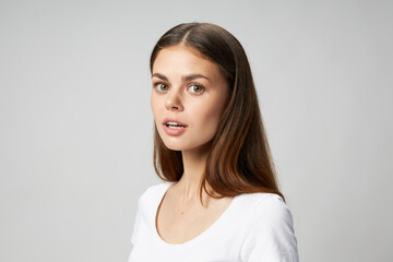 Obraz premium Side view of surprised woman with open mouth in t-shirt