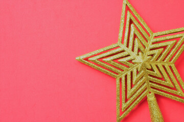 Fototapeta na wymiar Golden star representing christmas, on red background and space for text