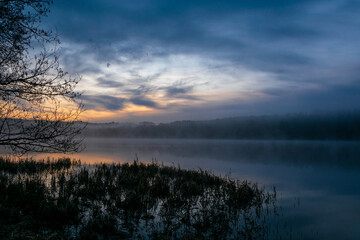Przed wschodem słońca nad jeziorem.
