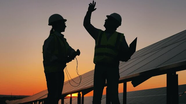 Specialists are discussing an energetics project near solar batteries