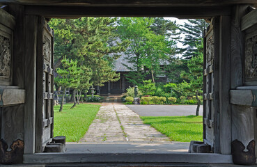 初夏の酒田・淨福寺　唐門より本堂を見る