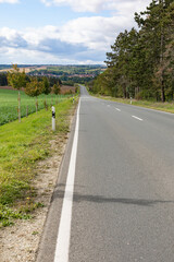 Fototapeta na wymiar langezogene Strasse ins Tal ohne Verkehr