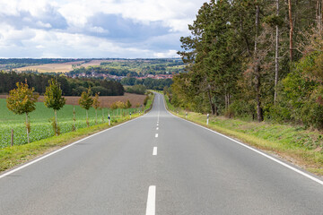 langezogene Strasse ins Tal ohne Verkehr