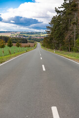 langezogene Strasse ins Tal ohne Verkehr