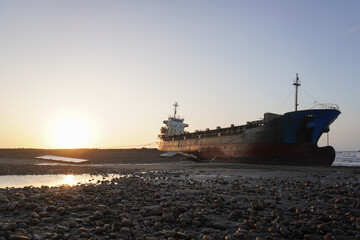 Obraz premium Huge stranded ship at dusk