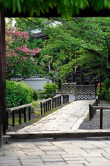 本法寺の仁王門と参道