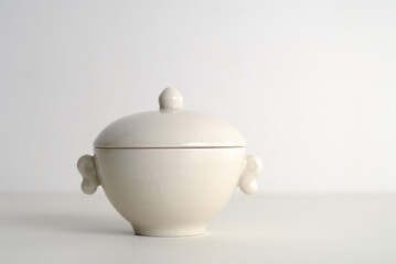 白いふた付き陶器