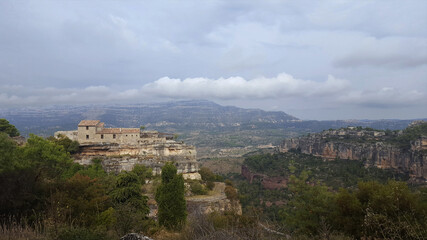 Obraz premium View of a country perched on the mountain