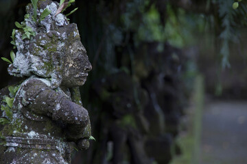静かで苔むした空間にたたずむ石像