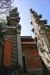 Obraz premium バリの伝統的な建築意匠の割れ門