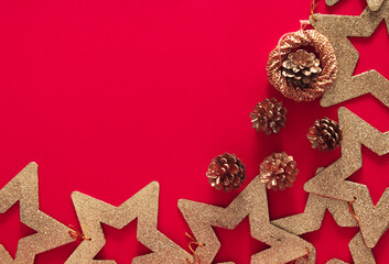 Feliz Navidad y felices fiestas tarjeta de felicitación, marco, banner. Año nuevo. Navidad. Adornos de Navidad de fondo rojo. Tema de vacaciones de Navidad de invierno