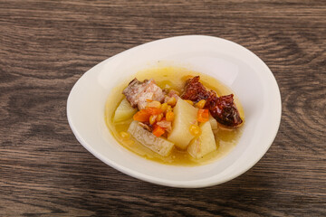Pea soup with smoked ribs