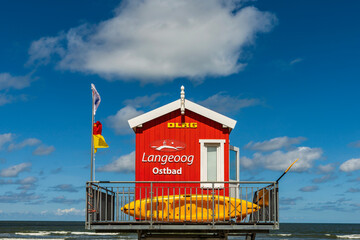 Hütte für Rettungsschwimmer auf der Nordseeinsel Langeoog - 384766415