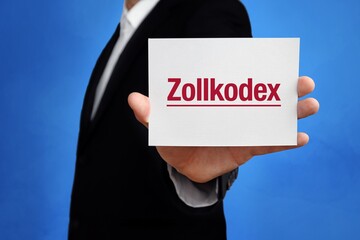 Zollkodex. Anwalt (Mann) mit Karte in der Hand. Text/Wort auf Schild. Hintergrund blau.