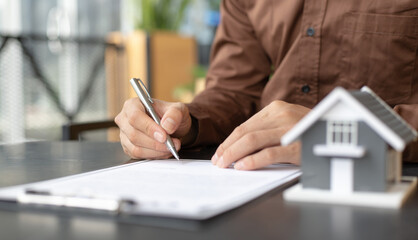Fototapeta premium Home salesman and the customer agreed to sign a home purchase contract.