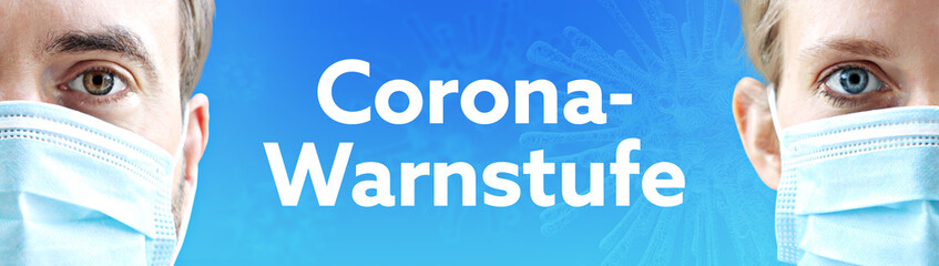 Corona-Warnstufe. Gesichter von Mann und Frau mit Mundschutz. Paar mit Maske vor blauen Hintergrund mit Text. Virus, Atemmaske, Corona