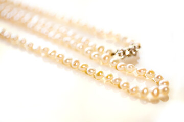 パールネックレスのアップと白バックとコピースペース