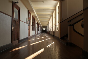 夕日に照らされる廊下