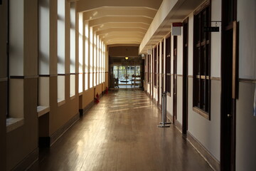 夕日に照らされる廊下
