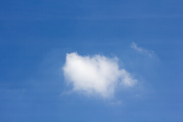 Fototapeta na wymiar 青空にポッカリ浮いた白い雲