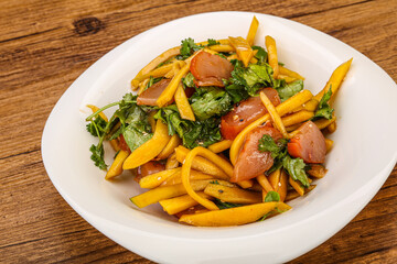 Salad with mango and chicken