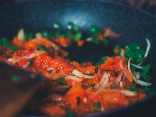 Cocinando sofrito en sartén para hacer una pizza