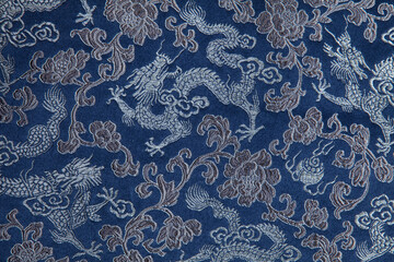 中国風の文様の花と龍の刺繍の生地