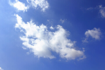 秋空にポッカリ浮いた白い雲