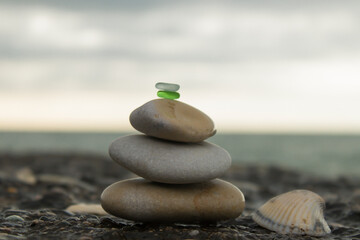 Balancing stones in the form of a pyramid on the seashore