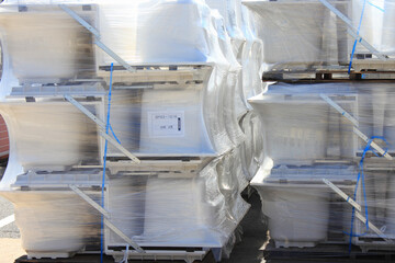 ビニールで包装された新品の浴槽