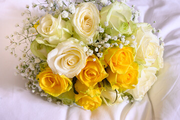 Buoquet rotondo di rose avorio e di rose gialle per la sposa