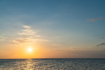 Obraz premium sunset over the sea in the evening
