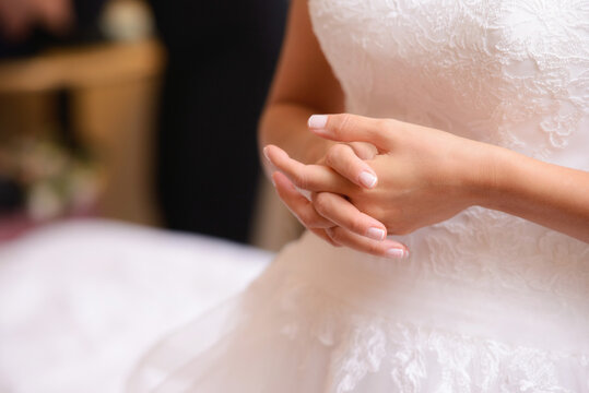 Primo piano delle mani  di giovane donna  unite con le dita intrecciate