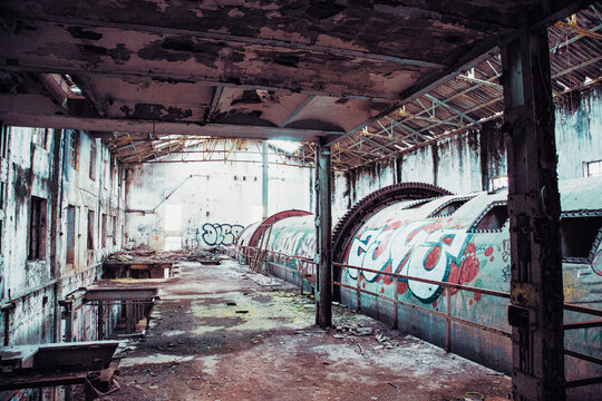 Vista de tolva redonda sobre estructura de metal